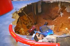 Άνοιξε η γη και «κατάπιε» συλλεκτικές Corvette [εικόνες & βίντεο]