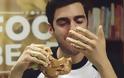 Ο «επιστημονικά» σωστός τρόπος για να φάτε ένα burger [video]