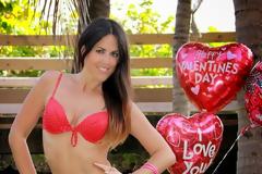 Η Claudia Romani σε φωτογράφηση με μπικίνι για την μέρα του Βαλεντίνου