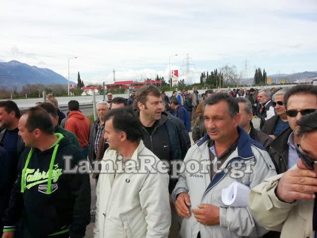 Λαμία: Έκλεισαν την εθνική και ζήτησαν να έρθει ο πρωθυπουργός στα μπλόκα [video] - Φωτογραφία 2