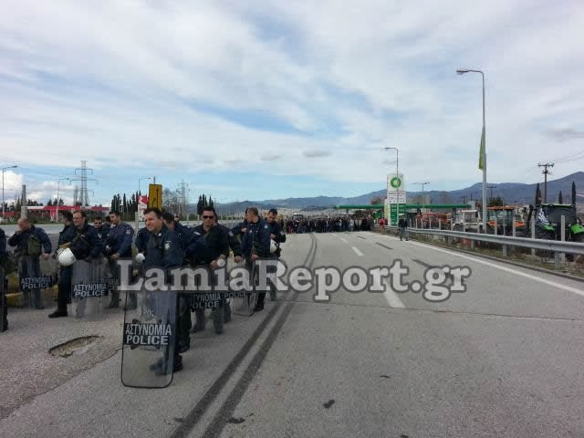 Λαμία: Έκλεισαν την εθνική και ζήτησαν να έρθει ο πρωθυπουργός στα μπλόκα [video] - Φωτογραφία 3