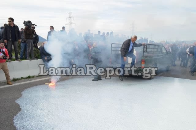 Λαμία: Έκλεισαν την εθνική και ζήτησαν να έρθει ο πρωθυπουργός στα μπλόκα [video] - Φωτογραφία 5