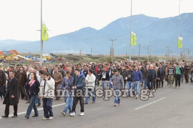 Λαμία: Έκλεισαν την εθνική και ζήτησαν να έρθει ο πρωθυπουργός στα μπλόκα [video] - Φωτογραφία 6