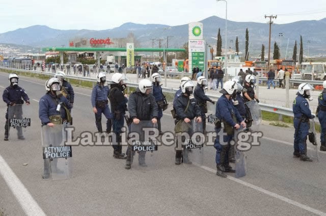 Λαμία: Έκλεισαν την εθνική και ζήτησαν να έρθει ο πρωθυπουργός στα μπλόκα [video] - Φωτογραφία 7