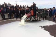 Λαμία: Έκλεισαν την εθνική και ζήτησαν να έρθει ο πρωθυπουργός στα μπλόκα [video]