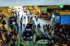 Χάος το απόγευμα της Πέμπτης στην Ηγουμενίτσα. Ένταση μεταξύ αστυνομίας και αγροτών που πολιορκούν την πόλη με τα τρακτέρ τους