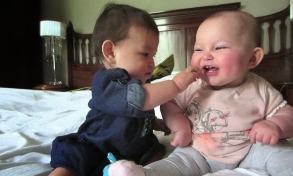 Δύο μωρά προσπαθούν να συνεννοηθούν...[video] - Φωτογραφία 1