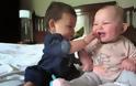 Δύο μωρά προσπαθούν να συνεννοηθούν...[video]