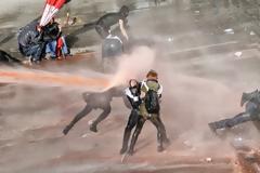 Εκτοξευτήρες νερού χτυπούν δημοσιογράφο και την τινάζουν στον αέρα! (VIDEO