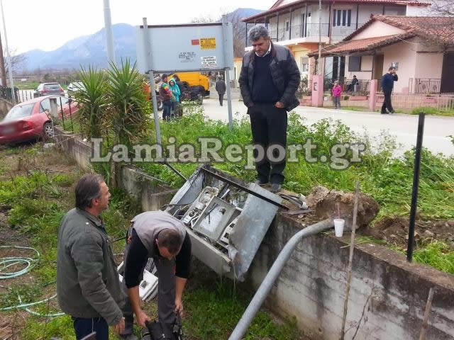 Λαμία: Τρελό ΙΧ πέταξε και προσγειώθηκε κάτω από τη βεράντα σε αυλή σπιτιού - Φωτογραφία 4