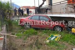 Λαμία: Τρελό ΙΧ πέταξε και προσγειώθηκε κάτω από τη βεράντα σε αυλή σπιτιού