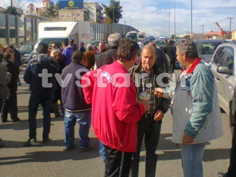 Κάτοικοι Οινοφύτων για Άδωνι: Να πάει σπίτι του να γίνει πάλι βιβλιοπώλης [Video - Photos] - Φωτογραφία 2