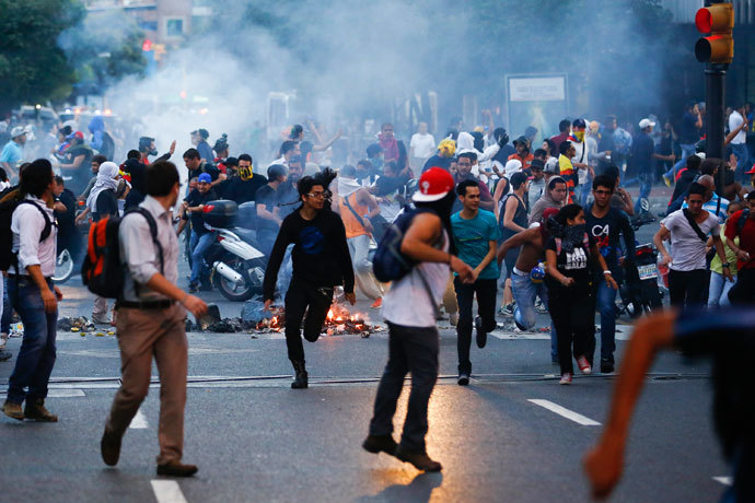 Venezuela Coup? Gunfire, Clashes as 3 Dead in Violent Caracas Protest - Φωτογραφία 2