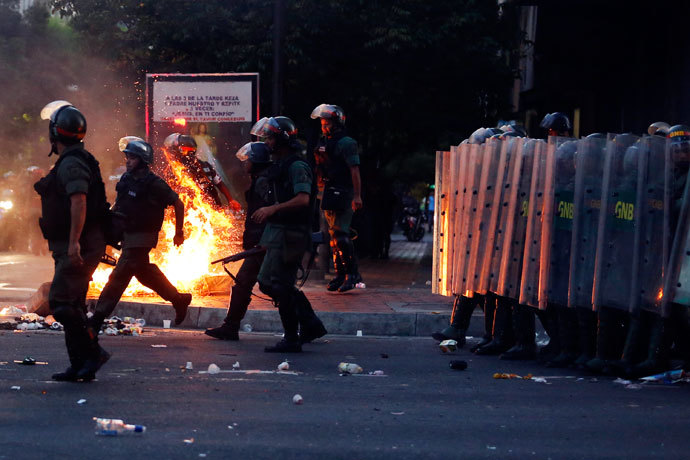 Venezuela Coup? Gunfire, Clashes as 3 Dead in Violent Caracas Protest - Φωτογραφία 3