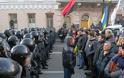 Αποφυλακίστηκαν εκατοντάδες διαδηλωτές στην Ουκρανία