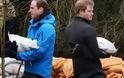 Οι πρίγκιπες Ουίλιαμ και Χάρι βοήθησαν τους πλημμυροπαθείς συμπολίτες τους - Φωτογραφία 1