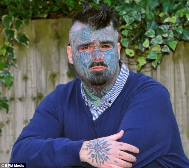 Ο άντρας με τα περισσότερα τατουάζ στη Βρετανία δε μπορεί να ταξιδέψει πουθενά λόγω του περίεργου ονόματός του - Φωτογραφία 2