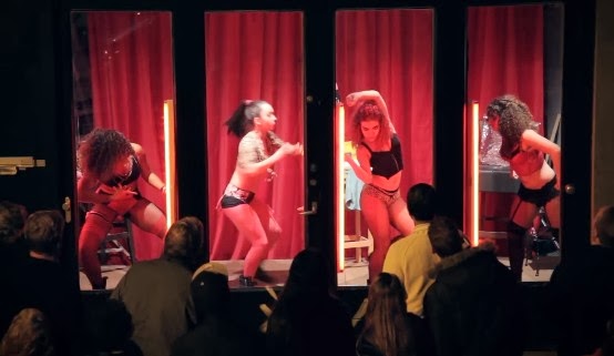 Οι άντρες θαύμαζαν τα κορίτσια στη βιτρίνα, ώσπου είδαν γιατί χόρευαν...[video] - Φωτογραφία 1