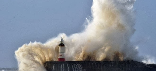 Στο έλεος της φονικής κακοκαιρίας η Βρετανία - Δυο νεκροί και δεκάδες τραυματίες από την τρομακτική θεομηνία - Φωτογραφία 1