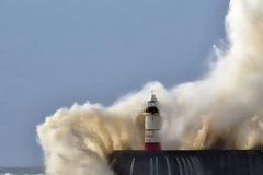 Στο έλεος της φονικής κακοκαιρίας η Βρετανία - Δυο νεκροί και δεκάδες τραυματίες από την τρομακτική θεομηνία