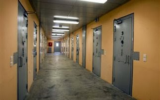Προσπάθησε να περάσει κινητά τηλέφωνα στις φυλακές Λάρισας - Φωτογραφία 1