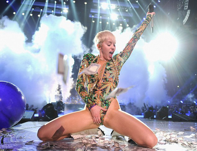 Miley Cyrus: Βγάζει πάλι γλώσσα, δείχνει ξανά οπίσθια - Φωτογραφία 3