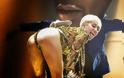 Miley Cyrus: Βγάζει πάλι γλώσσα, δείχνει ξανά οπίσθια
