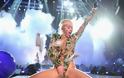 Miley Cyrus: Βγάζει πάλι γλώσσα, δείχνει ξανά οπίσθια - Φωτογραφία 3