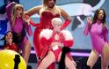 Miley Cyrus: Βγάζει πάλι γλώσσα, δείχνει ξανά οπίσθια - Φωτογραφία 5