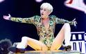 Miley Cyrus: Βγάζει πάλι γλώσσα, δείχνει ξανά οπίσθια - Φωτογραφία 8