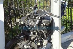 Ναύπακτος: Απίστευτο τροχαίο στο κέντρο της πόλης-  Νεκρός 33χρονος δικυκλιστής- Η μοτισκλέτα σφηνώθηκε ανάμεσα σε κολόνα φωτισμού και μαντρότοιχο