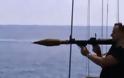 Συγκλονιστικό βίντεο: Σομαλοί πειρατές τα έβαλαν με ρωσικό πολεμικό πλοίο και δείτε τι έπαθαν [video]