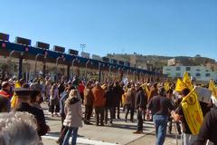 Οι δρόμοι ανήκουν στο λαό: Μεγαλειώδης συγκέντρωση χιλιάδων κατοίκων και αγωνιστών του Κινήματος Δεν Πληρώνω στα διόδια Αφιδνών