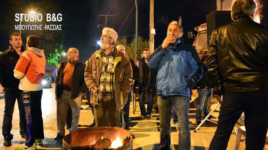 Παραμένουν στο μπλοκ της ΔΕΗ οι αγρότες στο Άργος - Φωτογραφία 4