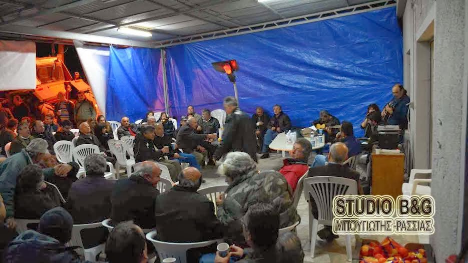 Παραμένουν στο μπλοκ της ΔΕΗ οι αγρότες στο Άργος - Φωτογραφία 5