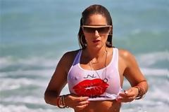 Το βρεγμένο t-shirt της Jennifer Nicole Lee...