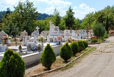 Kαταγγέλλει βεβήλωση τάφου στο Μεγάλο χωριό - Φωτογραφία 1
