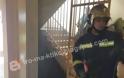 ΣΥΜΒΑΙΝΕΙ ΤΩΡΑ: Φωτιά σε πολυκατοικία στο Περιστέρι [photo - video] - Φωτογραφία 5