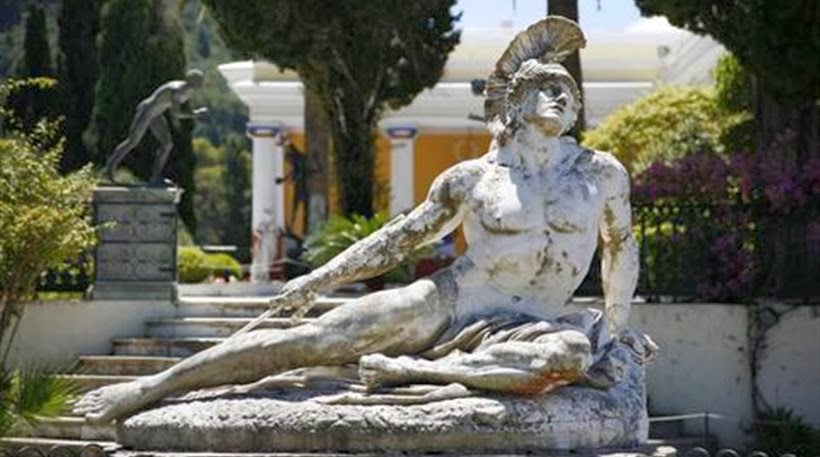 Μνημεία χαρακτηρίστηκαν τα γλυπτά στο Αχίλλειο της Κέρκυρας - Φωτογραφία 1