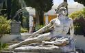 Μνημεία χαρακτηρίστηκαν τα γλυπτά στο Αχίλλειο της Κέρκυρας - Φωτογραφία 1