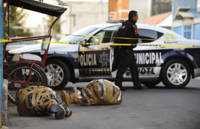Φρίκη: Εικόνες-σοκ από το Μεξικό – Τυλιγμένα και αποκεφαλισμένα πτώματα στους δρόμους - Φωτογραφία 1