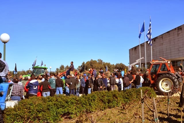 Μεγάλη συγκέντρωση αγροτών στο Διοικητήριο Λακωνίας στη Σπάρτη - Φωτογραφία 1