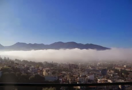 Σκηνικό από...ταινία στην Πάτρα - Σε ένα τεράστιο σύννεφο ξύπνησε η πόλη - Δείτε φωτο - Φωτογραφία 1