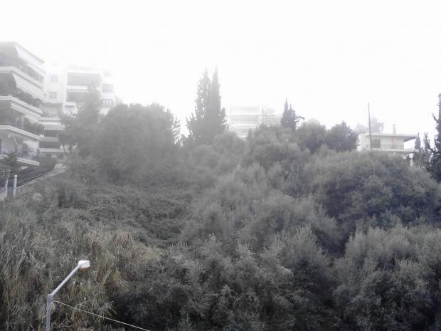 Σκηνικό από...ταινία στην Πάτρα - Σε ένα τεράστιο σύννεφο ξύπνησε η πόλη - Δείτε φωτο - Φωτογραφία 2