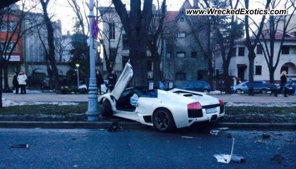Έχασε τον έλεγχο και έπεσε με την Lamborghini σε δέντρο... - Φωτογραφία 2