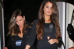 Η Selena Gomez βγήκε έξω για ποτό με ανύπαρκτο σορτσάκι