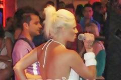 Δείτε πως εμφανίστηκε σε club η -σοβαρή κατα τ΄ άλλα- Τζούλια Αλεξανδράτου