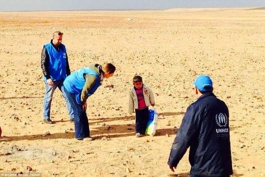 Σπαρακτική εικόνα: 4χρονο αγοράκι από τη Συρία βρέθηκε να περιπλανιέται στην έρημο! - Φωτογραφία 1
