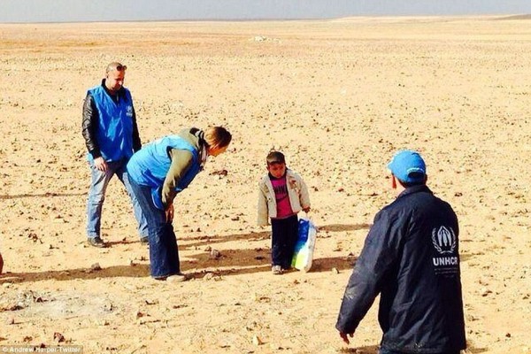 Σπαρακτική εικόνα: 4χρονο αγοράκι από τη Συρία βρέθηκε να περιπλανιέται στην έρημο! - Φωτογραφία 3