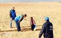 Σπαρακτική εικόνα: 4χρονο αγοράκι από τη Συρία βρέθηκε να περιπλανιέται στην έρημο! - Φωτογραφία 3